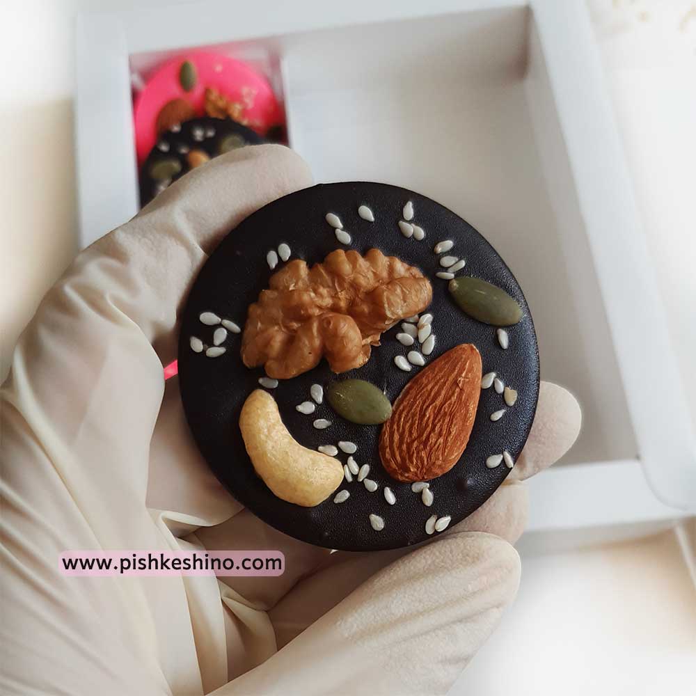 باکس هدیه شکلات تبلتی طرح گل و درِ چوبی و مندیانت های آجیلی | کادوی رمانتیک ولنتاین و تولد و سالگرد با رنگ دلخواه